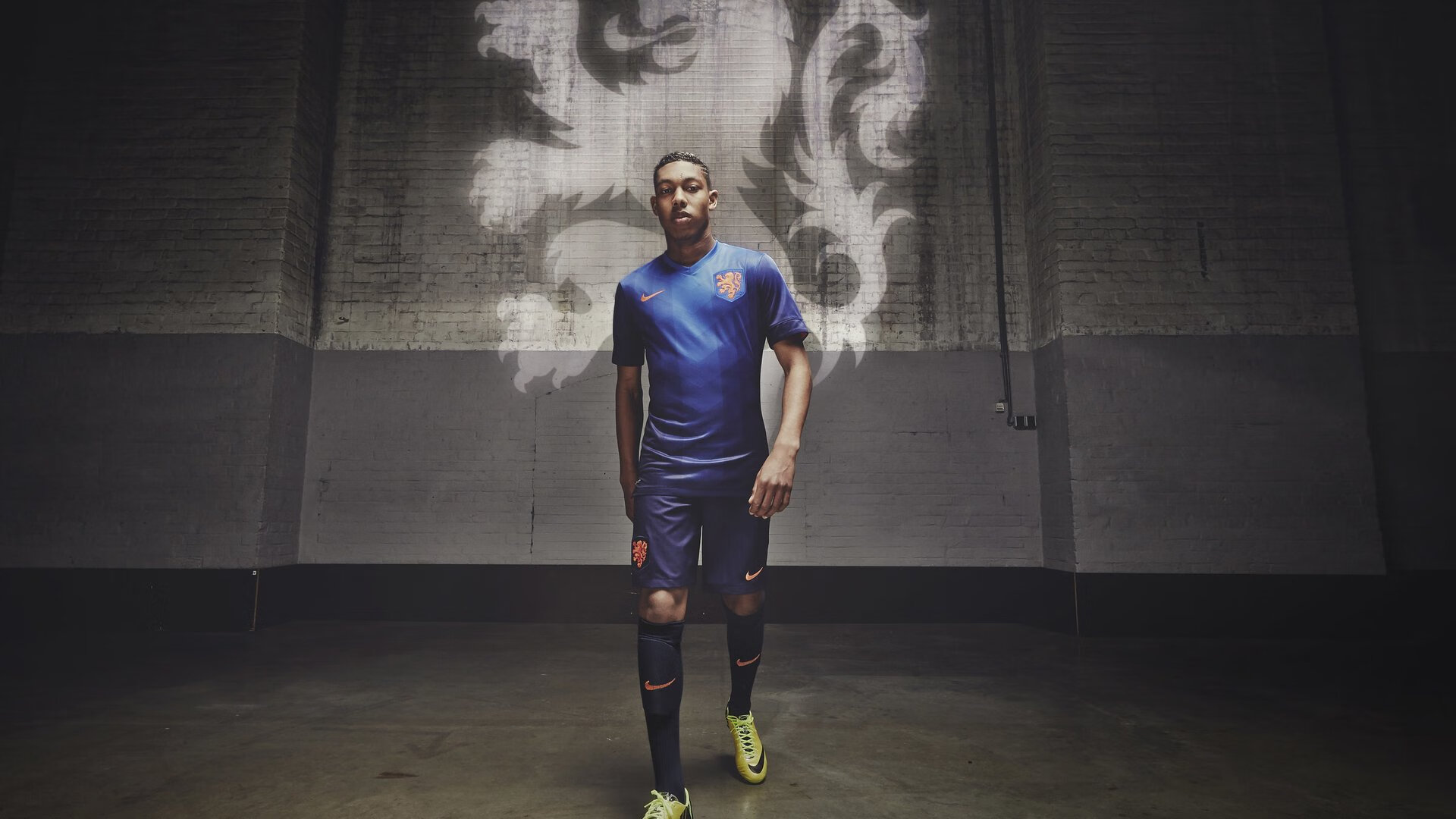 开云官网在线-球迷抗议VAR:科技真的让足球变味了吗?,科技发展对足球比赛的影响有哪些